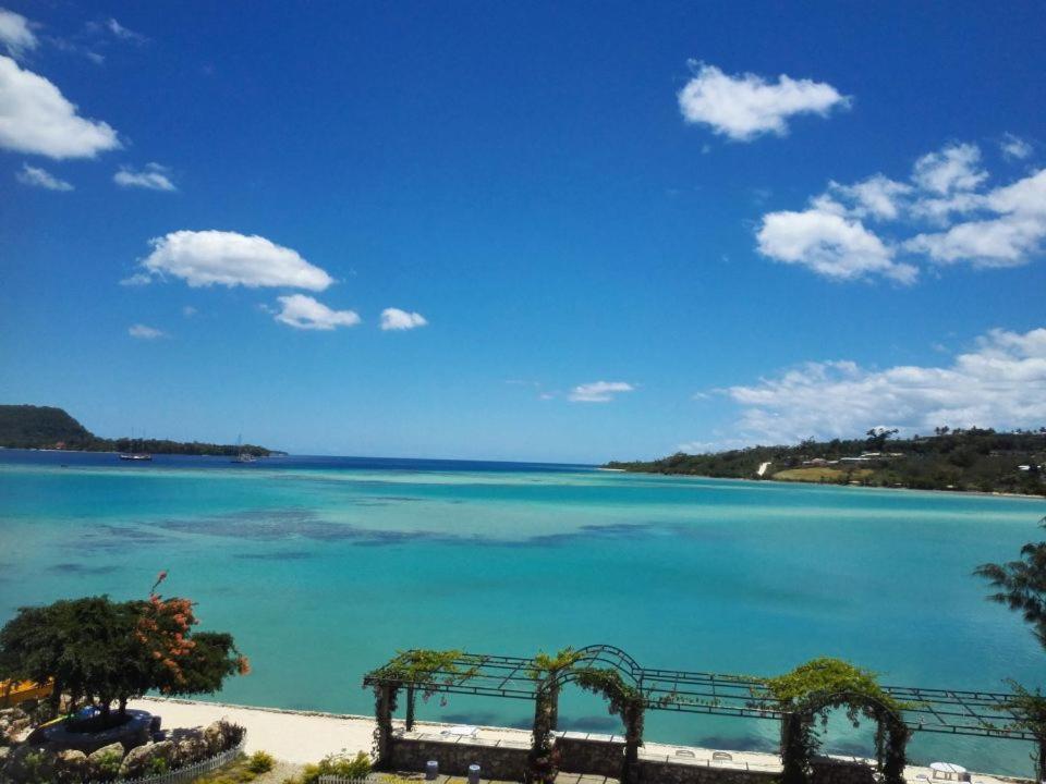 Crystal Beach Hotel Port Vila Exterior photo